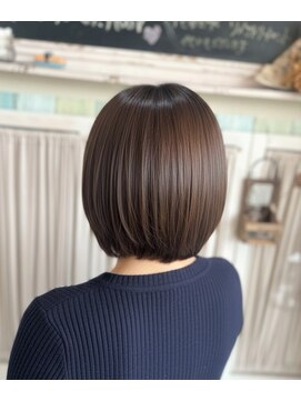 丸みシルエットが美しい上品スタイル《西尾市・艶ボブ》