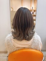 アヴァン(avan.)&nbsp;外ハネ 外巻き くびれミディ グレーアッシュ