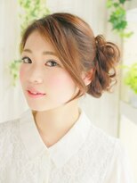 ヘアメイク ナル(hair make nalu)&nbsp;耳後ろにまとめたシニヨン