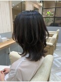 暗髪でも軽さと柔らかさを!ウルフレイヤーミディ♪