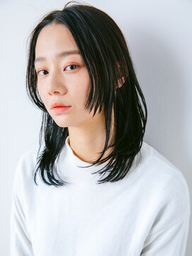 オトソーデン(Oto-soden) センターパートの暗髪ミディアム