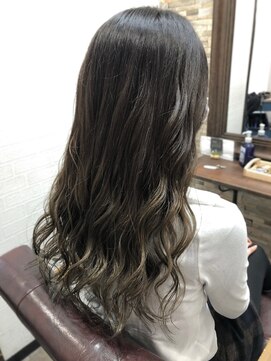 ハサミバイアトリエナガノ 千葉(8sami by atelier nagano) ショートボブ/センターパート/ツヤ髪/グラデーション/イヤリング