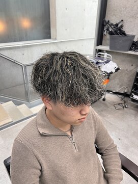 イーラ(era) メンズパーマ金メッシュ波巻きツイスパマッシュ