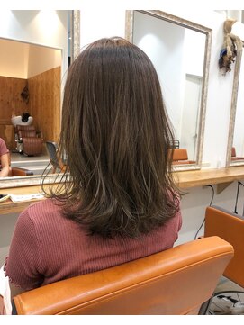 ネイヴィル(navile) 赤味を抑えたオリーブベージュ