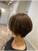 30代40代外ハネボブ耳だしショート白髪ぼかし