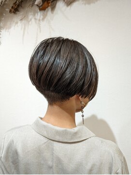 ウミト(Umito) パッツンと 刈り上げ女子ショート