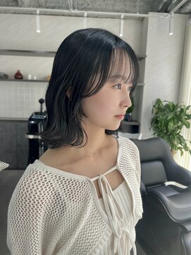 トーン(tone) くびれレイヤーミディアム×透明感ブルーブラック暗髪