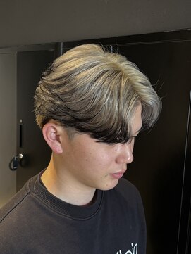 ボンドストーリールミエール(Bond Story lumiere) フェザーショートエンドカラーブリーチダブルカラー刈り上げ