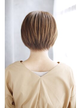 トランクイルグラフ(TRAN9UIL graph) 20代30代40代　知的な表情・レディショート【草津】