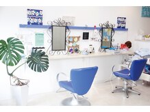 アクアリッシュ ヘアー(Aqualish Hair)の雰囲気（白と青が基調のゆったりとした居心地の良い癒しの空間…*）