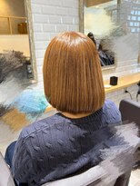 カーラ(Cara) ベージュブラウン × 前上がりボブ