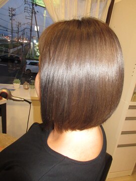 コア フィール ア デイ(COIFFURE A DAY) 【見附今町】伸ばし途中もM3Dカラーのシルバーアッシュ