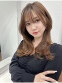 フェミニンミディアムにレイヤーで抜け感を