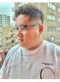 ツーブロック刈り上げツイストパーマ短髪アップバングメンズヘア