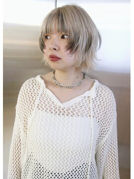 イェン(Yen.) ホワイトブロンドポイントデザインカラーボブレイヤーカット