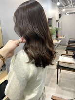 カミエ(kamie) セミロングのグレージュ × 上品な透明感