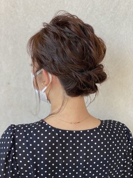 バルス(BLS) 人気のシニヨンスタイル。波巻きとおくれ毛であざとかわいく