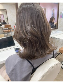 フィガロ ウメダ(FIGARO UMEDA) ベージュグレージュ×ミディアムレイヤーレイヤーカット