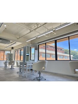 明るくて落ち着ける通いやすい少人数サロン☆