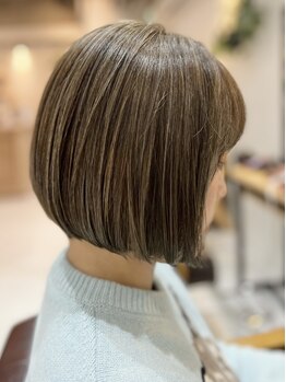 トットファム(tot.fam.)の写真/明るい白髪染め◎ハイライトを入れ白髪をぼかして立体感のある綺麗なグレイカラーに仕上げます♪