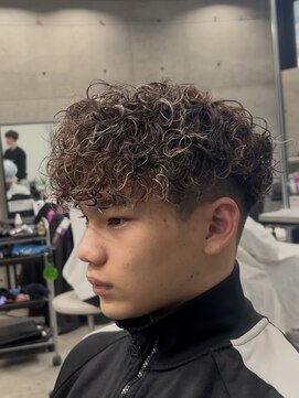 イーラ(era) スペインカール　ツイストスパイラル眉カットメンズパーマ