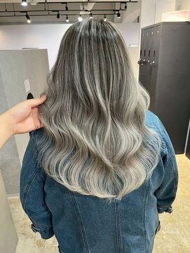 メリー オオサカ(Merly Osaka) smoky gray balayage