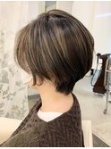 大人美シルエットショート×白髪ぼかしハイライト