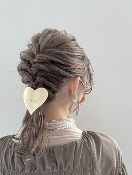 【お呼ばれヘアが大人気♪】ルーズな編みおろしやローポニーも得意としています◎各種イベントはお任せ！