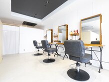 クラシコヘアーヴィラ(CLASSICO hair villa)の雰囲気（白を基調に木のぬくもり感じる店内でゆっくりとお寛ぎください♪）