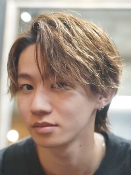 ノーエン(noen) センターパートスパイラルパーマツーブロック刈り上げメンズヘア