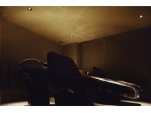 フルフラットなシャンプー台/暗室空間で格別のリラクゼーション【ショート/ショートボブ/白髪染め】