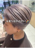 白髪を隠すから“活かす”へ。60代女性ラベンダーベージュカラー