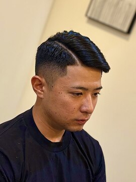 ジェイソン(JASON) ◆清潔感と男らしさを両立!サイドパートスタイル◆