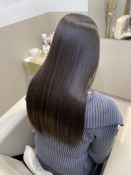 〈美髪縮毛矯正×髪質改善〉自然なストレートロングレイヤー