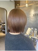 明るめベージュカラー×すっきり切りっぱなしボブ