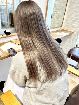 ロマリア(Lomalia) 乾かすだけでキマる髪/馴染むハイトーンベージュカラー