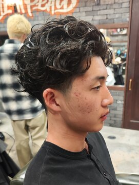 スリーセント 栄(3/cent) ニュアンスパーマ/テーパーフェード/サーフカール