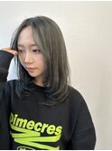 センターパートレイヤーカットミディアムカーキグレージュカラー