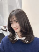 ロムーク 表参道(LOMKH)&nbsp;ミディアムレイヤーロングレイヤーカット顔周りベージュ