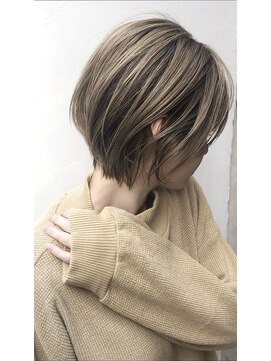 トルネード(TORNADO) 外国人風ショートボブ ハイライトベイクドグレージュ 白髪ぼかし