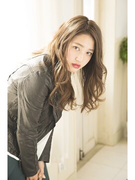 ルミナ オーガニックヘアー(LU3NA organic hair) ゆるっとしたカールと揺れる毛先で視線を引きつけ