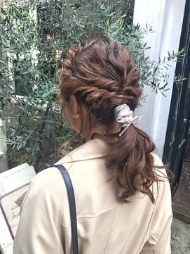 アンプレヴーアジュテ(Impre'vu ajoute) キレイめカジュアルローポニーアレンジ