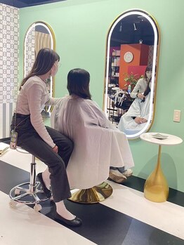 ルフレバイレミー 新宿店(Reflet by remmy)の写真/《当日予約OK》髪の状態を見極め、丁寧にアドバイス♪自宅でのスタイリング方法もしっかりとお伝えします◎