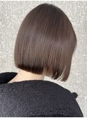 透明感ベージュカラーとあごラインのぱつっとボブでおしゃれに◎