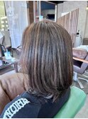 ミディアムボブスタイルに白髪ぼかしハイライト