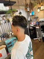 トニコ(toniko)&nbsp;フェザーパーマ×ハイライト×センターパート×フェード