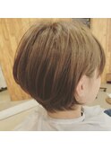 ベージュ系カラーのショートボブ