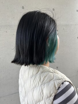 アチーブ ヘア デザイン(achieve hair design) 暗髪黒髪+緑グリーンインナーカラー寒色系 外ハネミディ