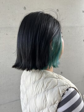 アチーブ ヘア デザイン(achieve hair design) 暗髪黒髪+緑グリーンインナーカラー寒色系 外ハネミディ