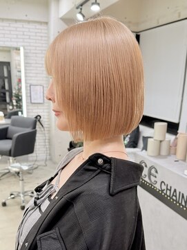 シェノン バイ アランスミシー 表参道(CHAINON by Alan smithee) ハイトーン ボブ 内巻きボブ ベージュ ミルクティーベージュ